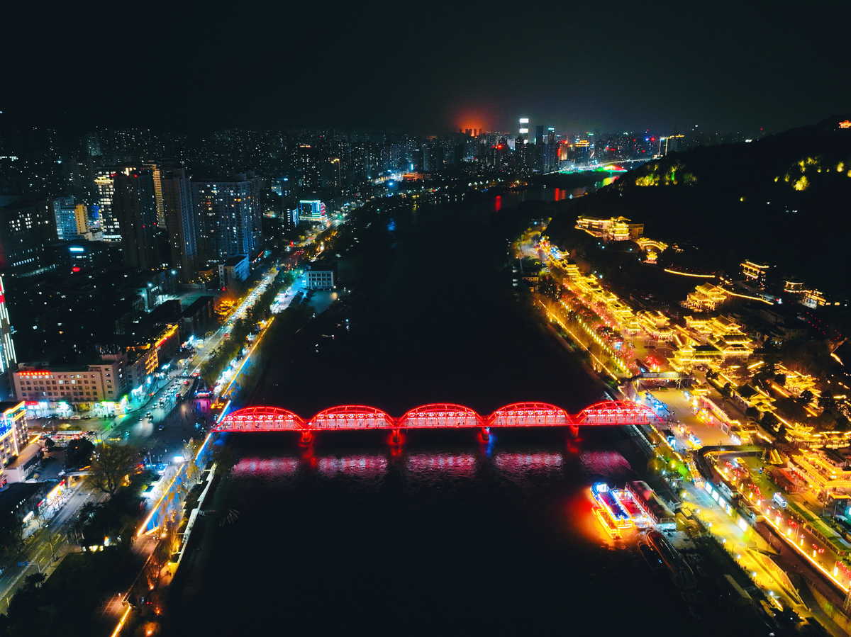 2026年4月2日,兰州,百年中山桥夜景璀璨,游人流连忘返.