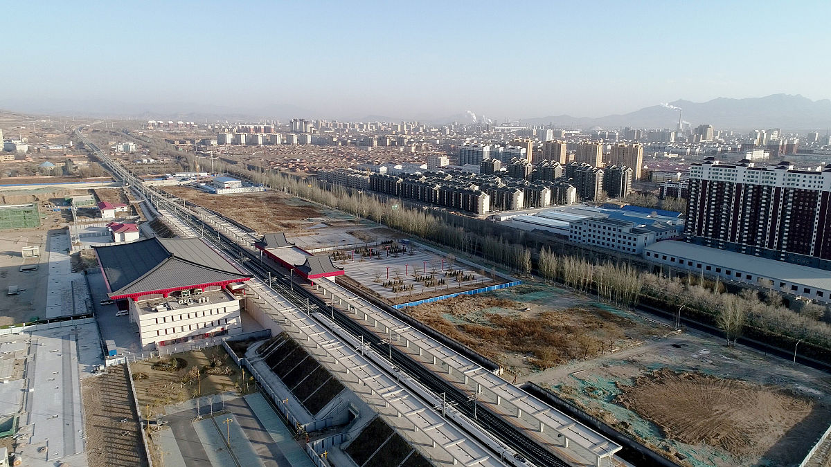 2021年1月29日,一列复兴号动车组行驶在京张高铁河北省张家口市宣化北
