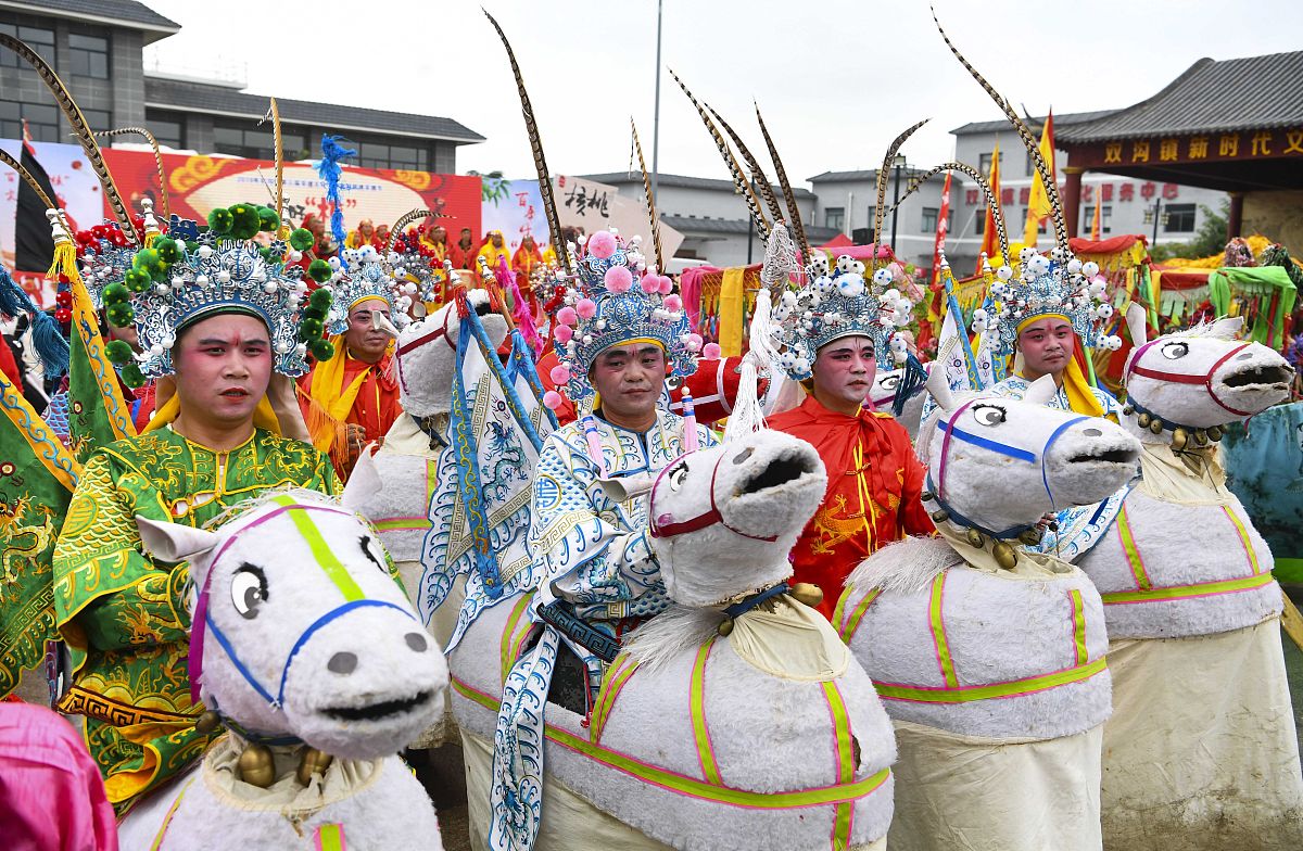 关于沙湾飘色动漫IP的前景在传承和推广区域民族文化有一定意义。同时在铸就中国精神和体现中国价值彰显中国力量这才是飘色IP应有的格局。