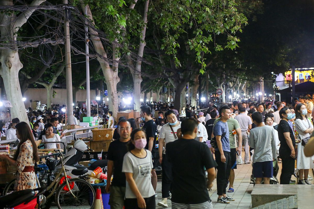 2020年6月1日,郑州健康路夜市复市,前来逛街的市民熙来攘往,而商户则