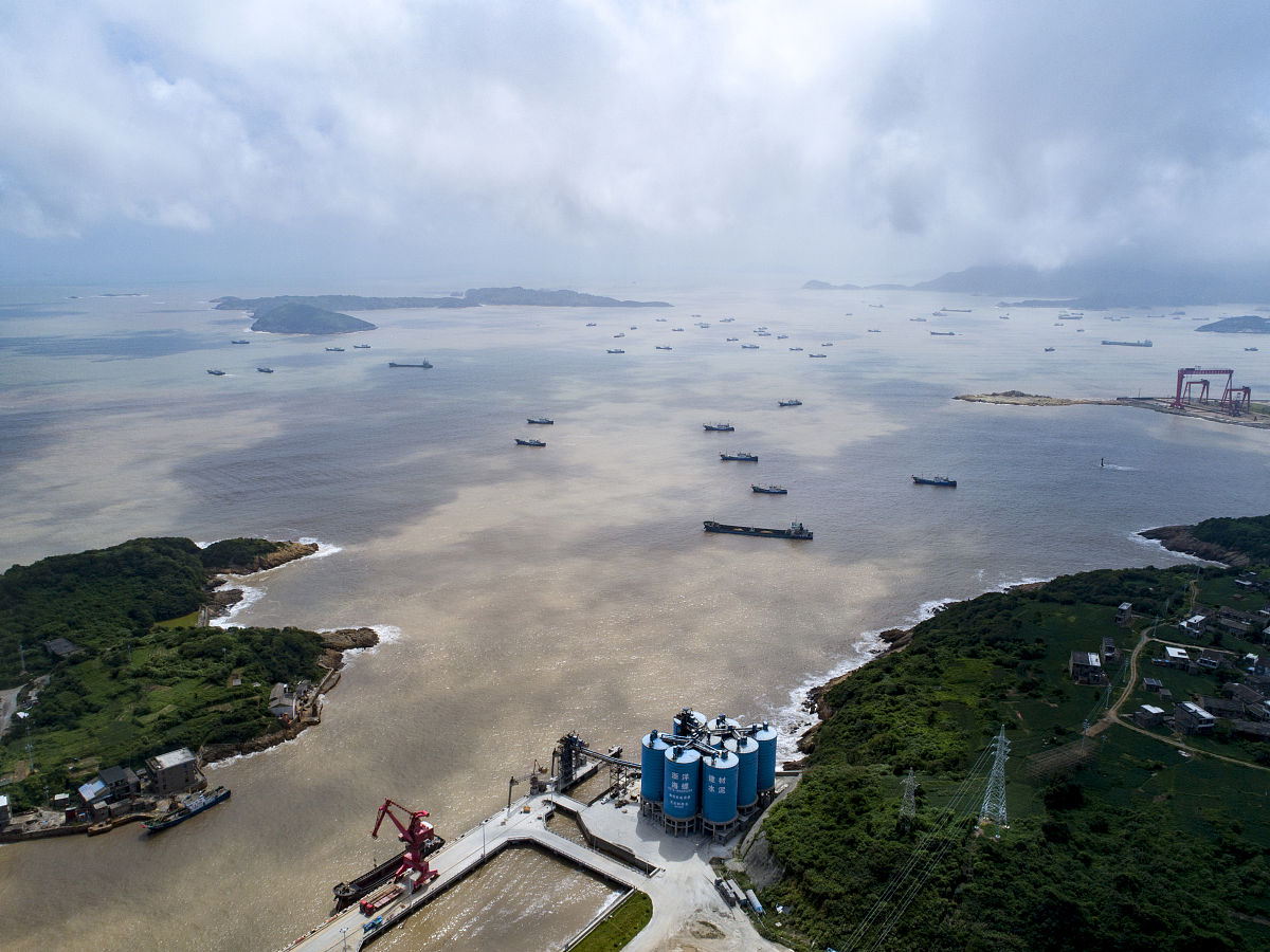 2018年9月16日,浙江台州,在温岭市石板殿村,近百艘钢质单拖渔船赴东海