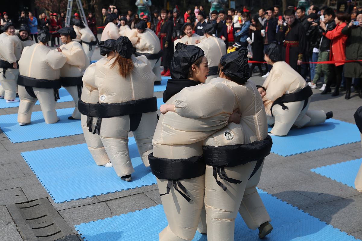 2017年3月7日,杭州一景区举行了女子<strong>相扑</strong>活动,女孩穿着充气相扑服