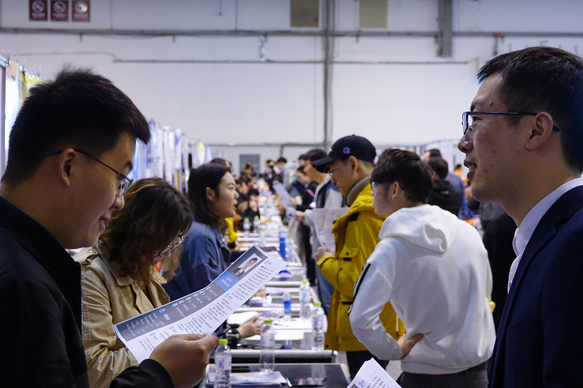 初中生学技术学什么好，不管学什么，将来都要面临同样的问题，找工作。初中生选择学技术，要根据市场形式选择热门前景好的专业，同样会收获你想要的成功人生。郑州新东方高级技工学校开设专业，很多，有中餐厨师、西餐料理、西式点心、酒店管理、形象设计等专业学校。专业教学三十余年，学完推荐就业，各大酒店企业与学校合作，学校学子享有更多工作优势。毕业生凭借着学校优质完善的就业体系，解决了就业难的问题。想了解的家长点击头像私信我吧。
将上面的文案优化下