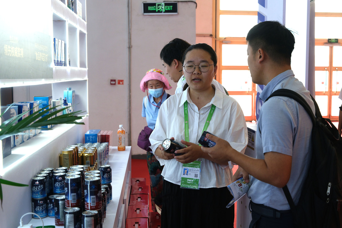 四川弘博中专安检学子助力第96届全国糖酒会安全保障