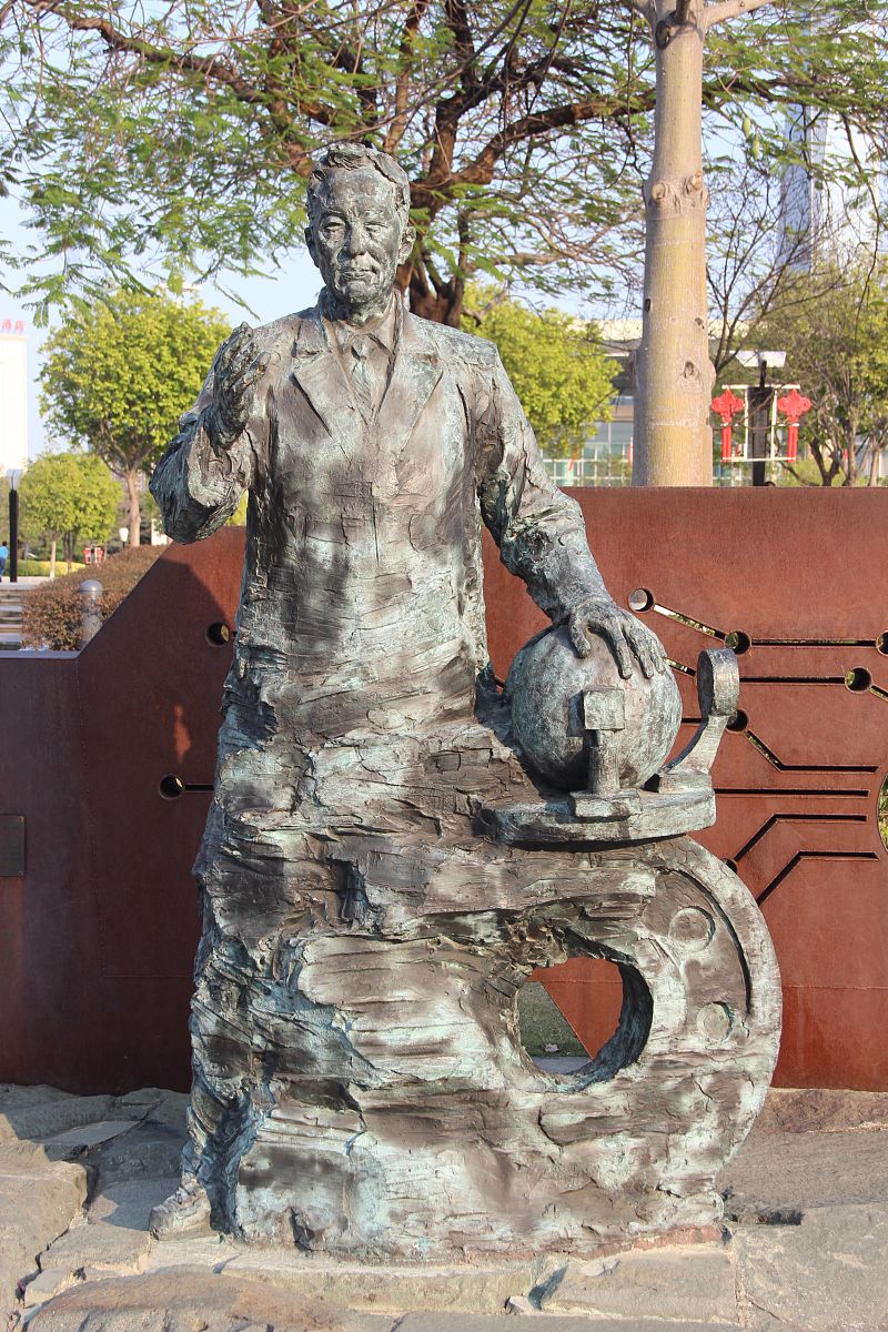 2021年2月16日,广东东莞,中心广场邓锡铭雕像.