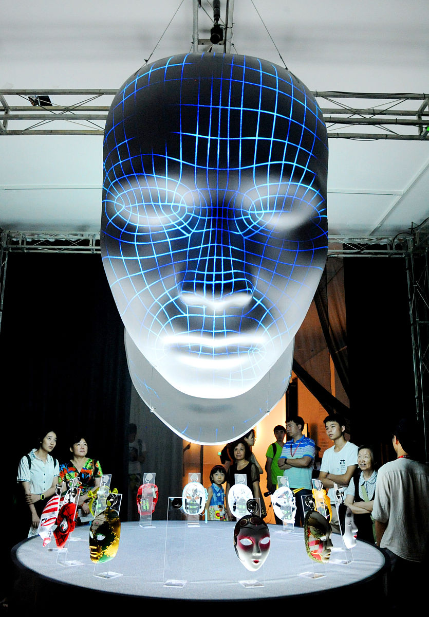 制作一款艺术装置，当人类靠近时，自动感应，采集人物图形，将图形随机生成其他图案显示，画面图形跟随人物动作而移动，具体怎么做