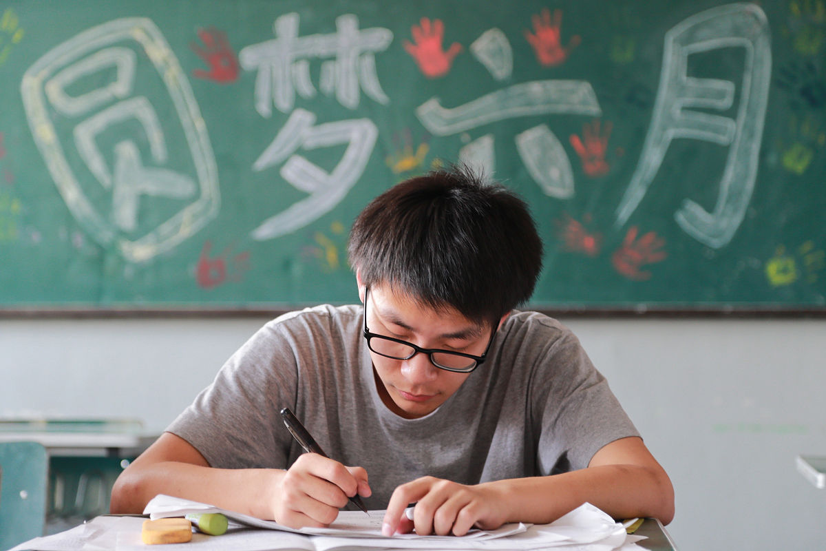 初中毕业生如何报考飞机维修专业学校？