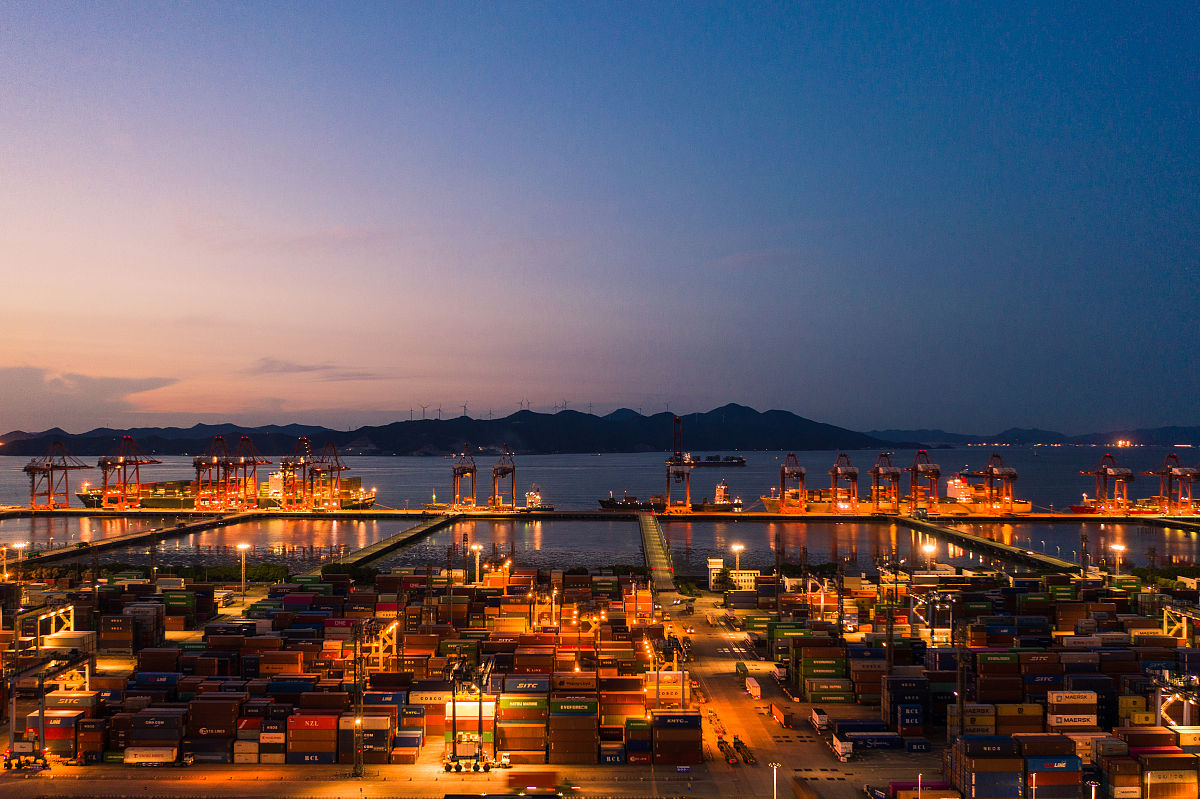 2019年5月28日,浙江宁波,繁忙的北仑港灯火通明.