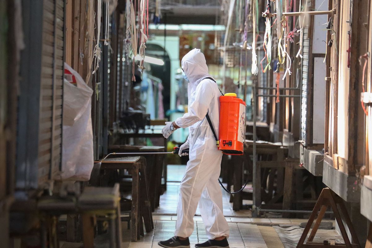 当地时间2021年5月18日,泰国首都曼谷,僧侣接种中国新冠疫苗.a worker