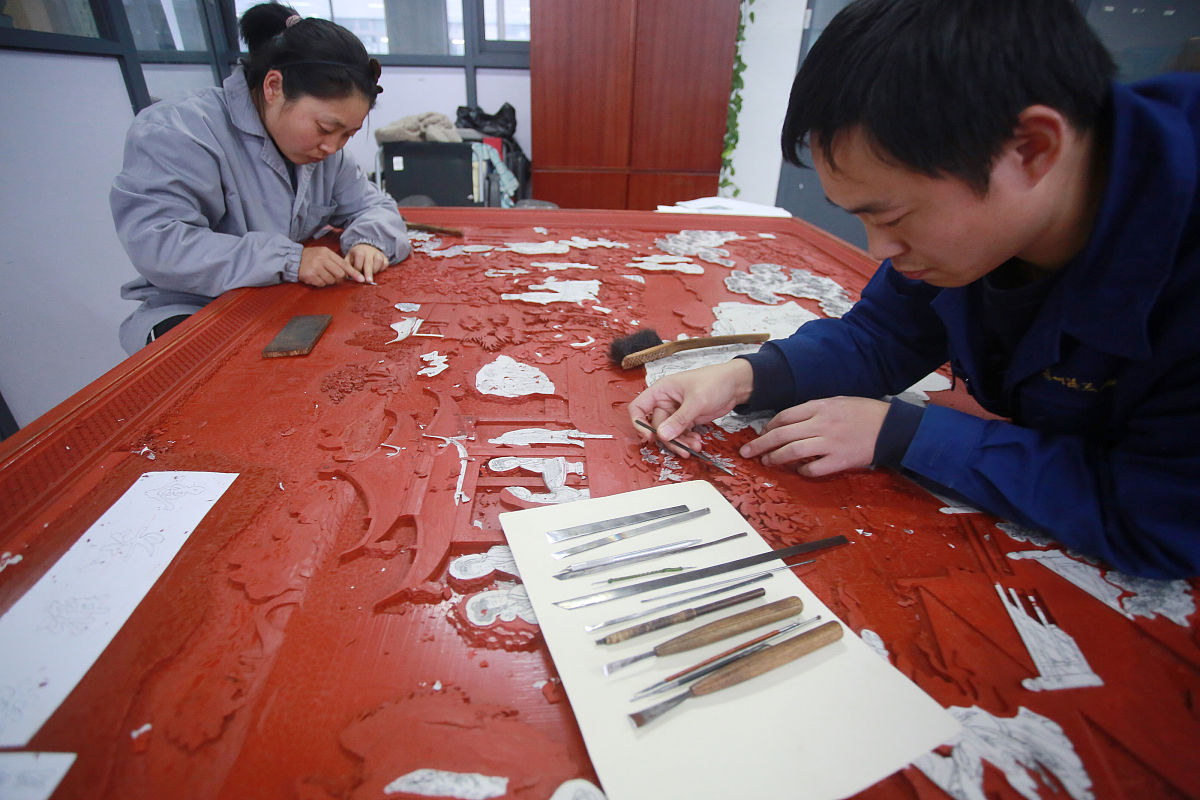 2021年1月21日,江苏扬州,工人在制作漆器制品.