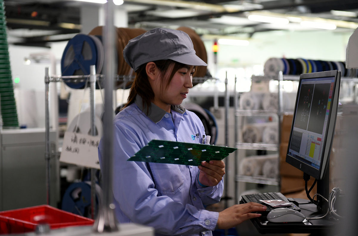 根据《消防法》李某欲在商场举办大型商品促销活动涉及人员较多李某应当