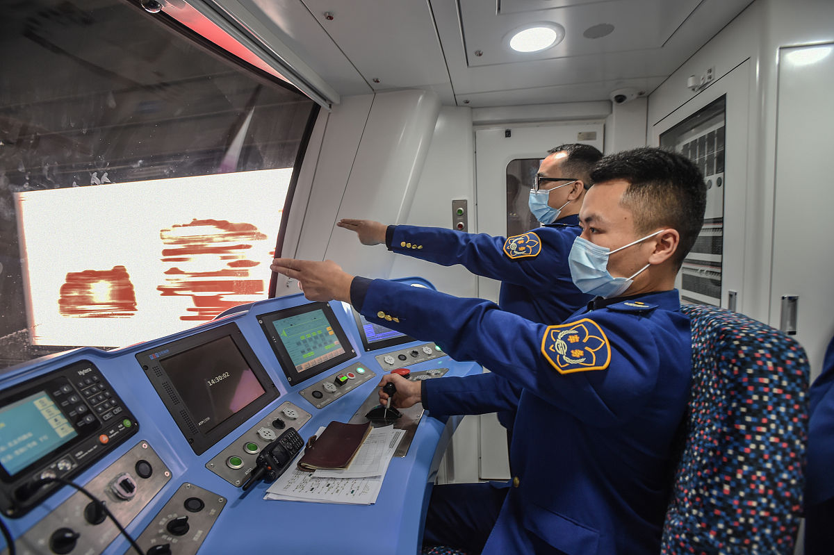 FZ981 事故备降分析：机组人员决策背后的考量