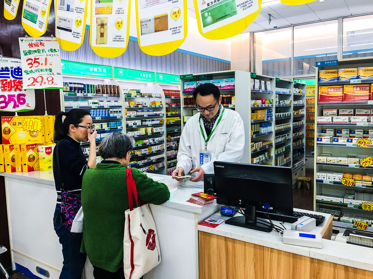 我是一位卖精神类药品的互联网药店的运营你提供一份618年中大促的朋友圈文案