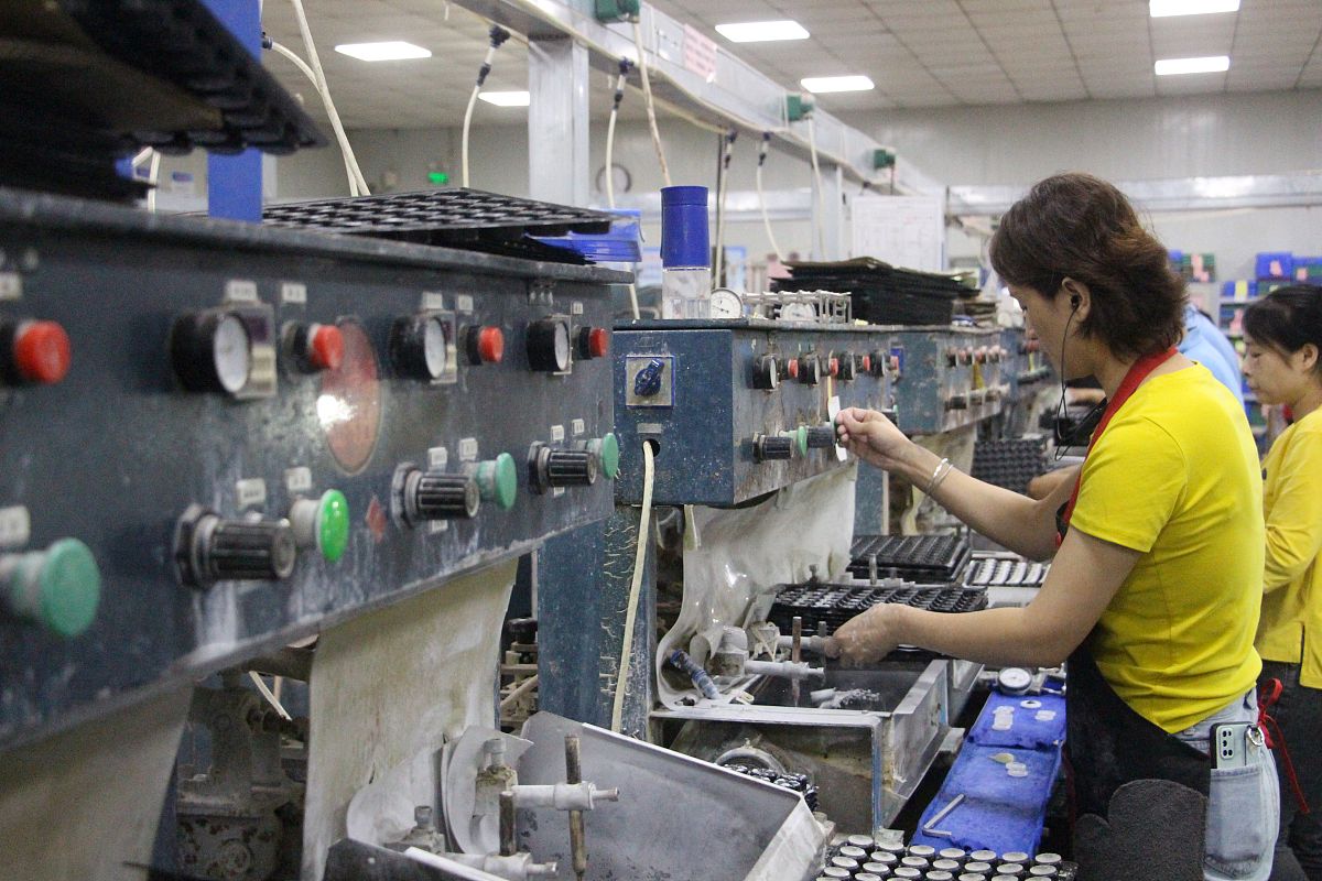 工厂生产产品冰箱电视烤箱数量5比4比1修理概率分别为007 002 005第一问求任意一台产品需要修理的概率第二问其中有一台需要修理问是烤箱的概率是什么