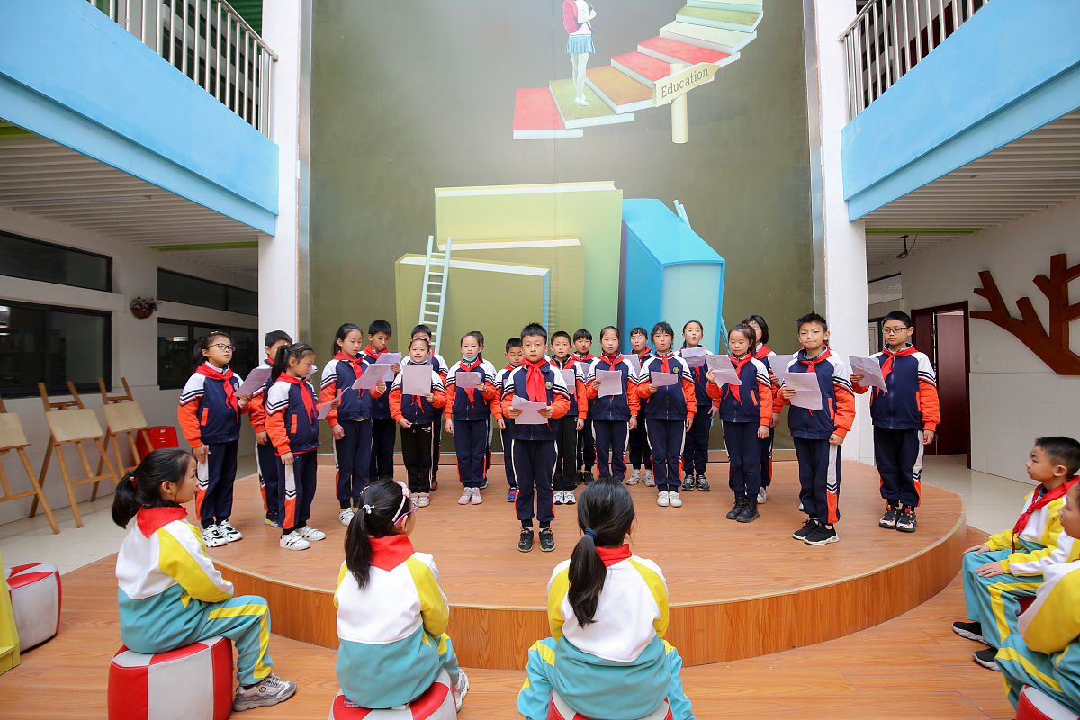 2021年04月19日,在江苏南通如皋经济技术开发区实验小学,学生们在活动