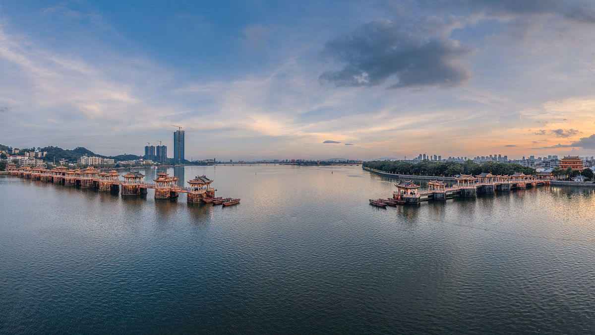 2020年7月19日,广东省潮州市,潮州古城广济桥与广济门日落全景航拍.