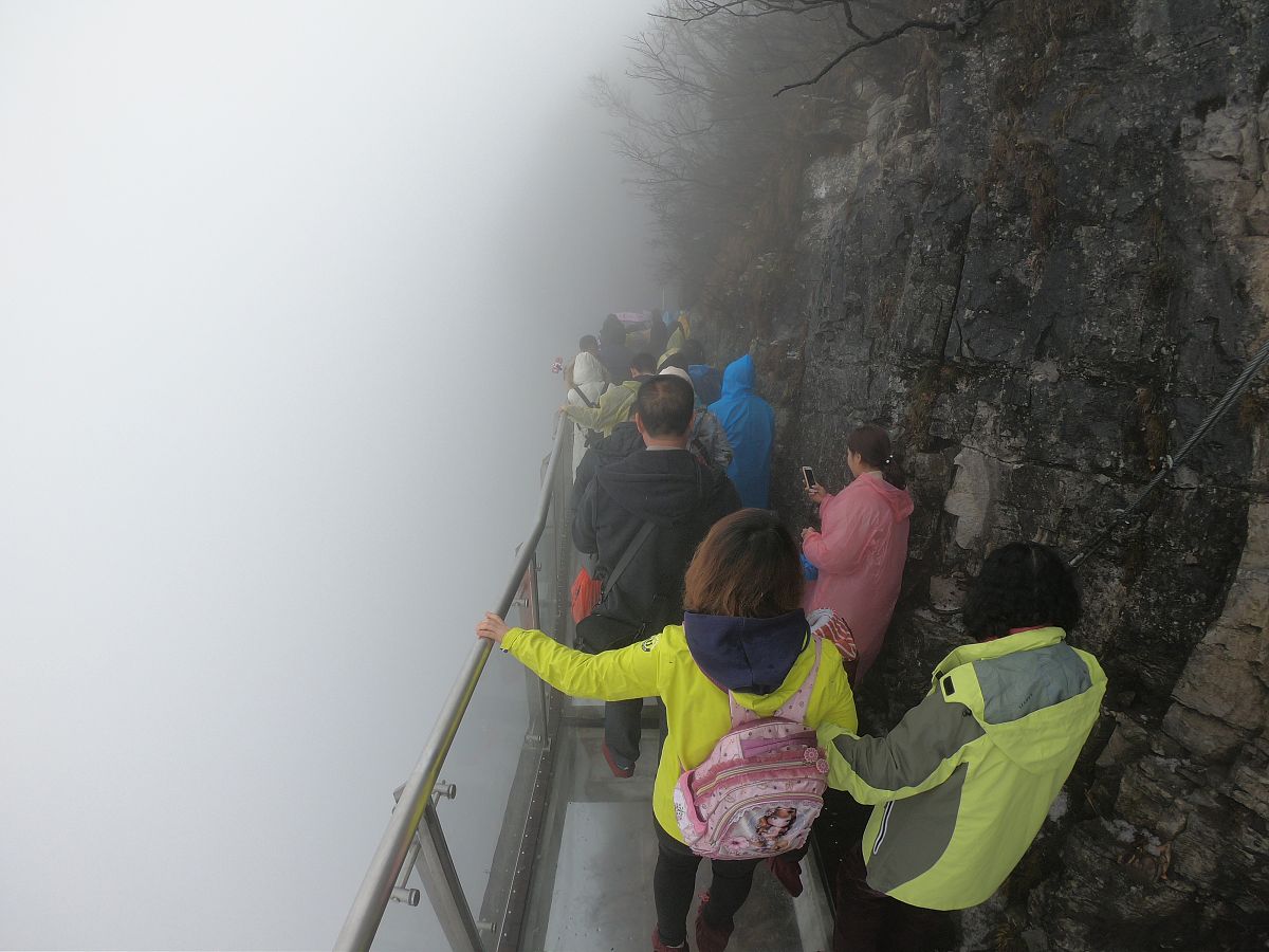 张家界天门山最近有4个年轻人自杀跳崖你写一篇评论文文章