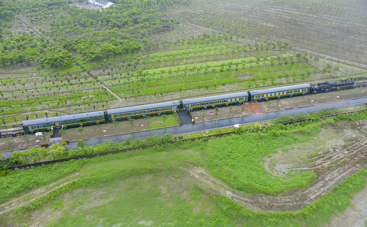2021年6月19日,上海市松江区石湖荡镇<strong>东</strong>夏村浦江之首入口处的绿皮火车