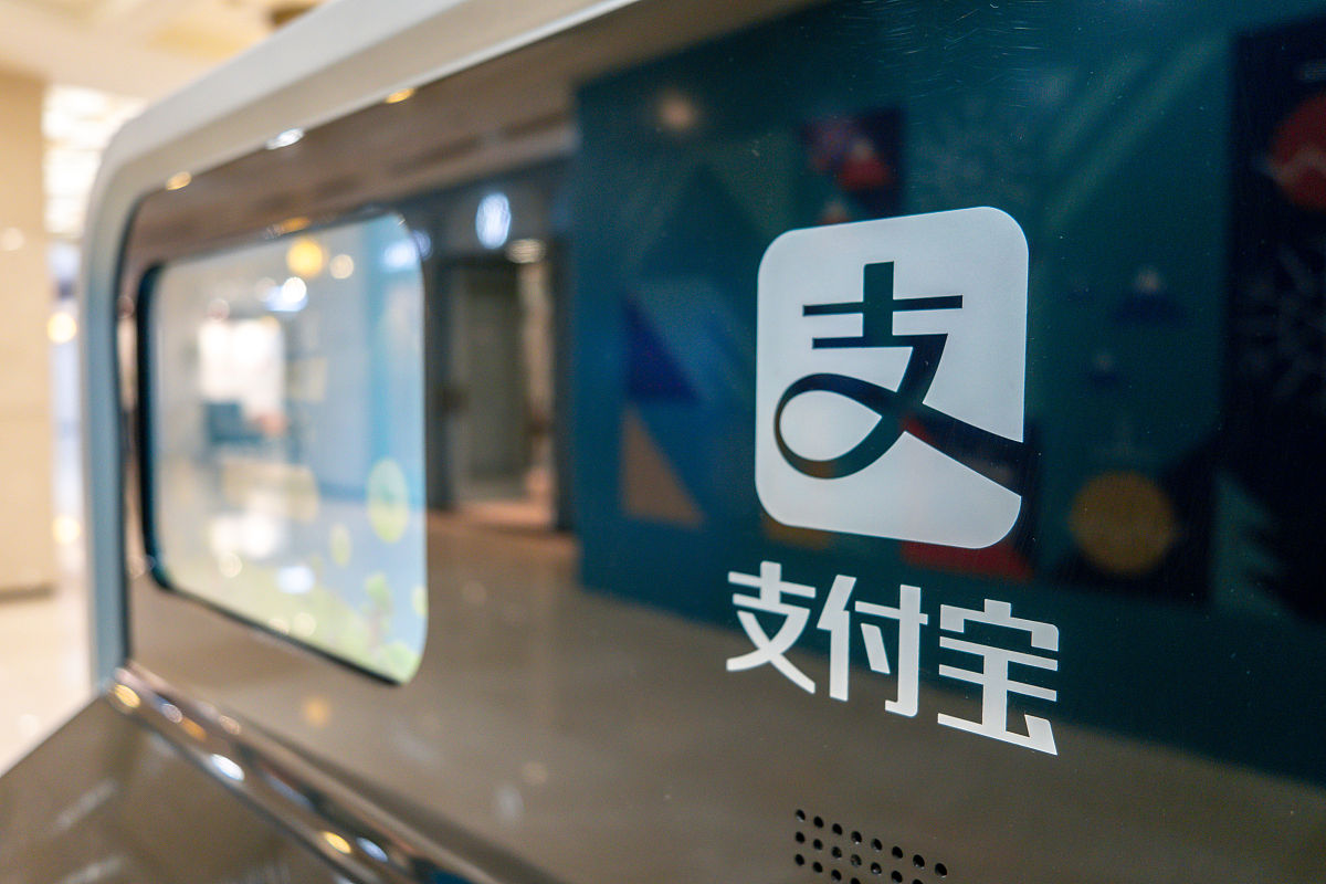2020年10月20日,上海,黄浦区益丰外滩源内近日投放了一台智能回收机,