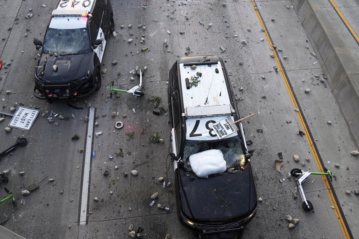 阐述：10·10高架桥侧翻事故中无锡市政府存在公布信息不及时、响应社会关切较慢