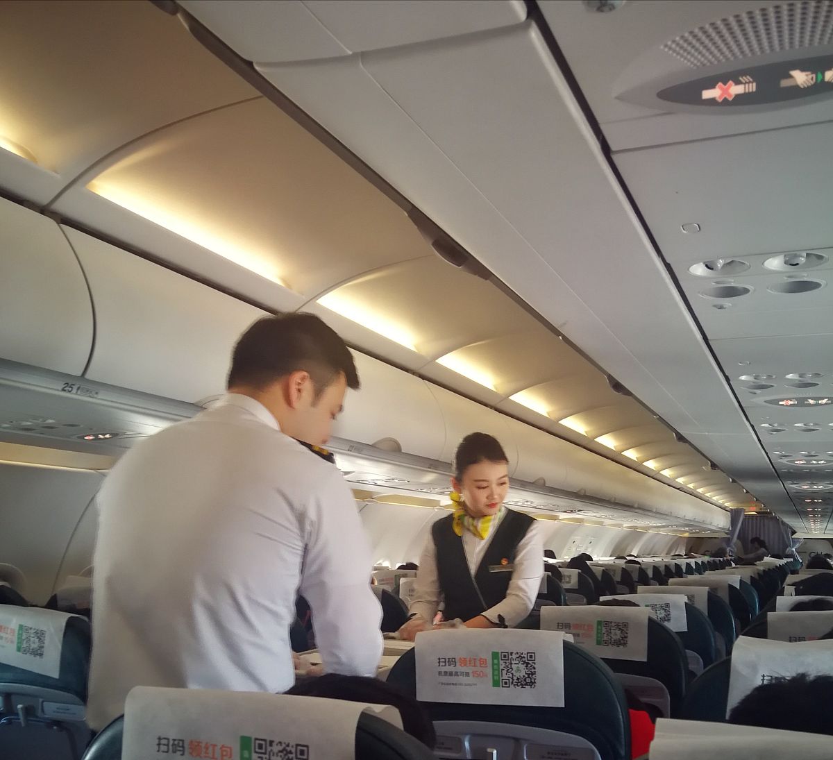 一位穿着航空制服的人