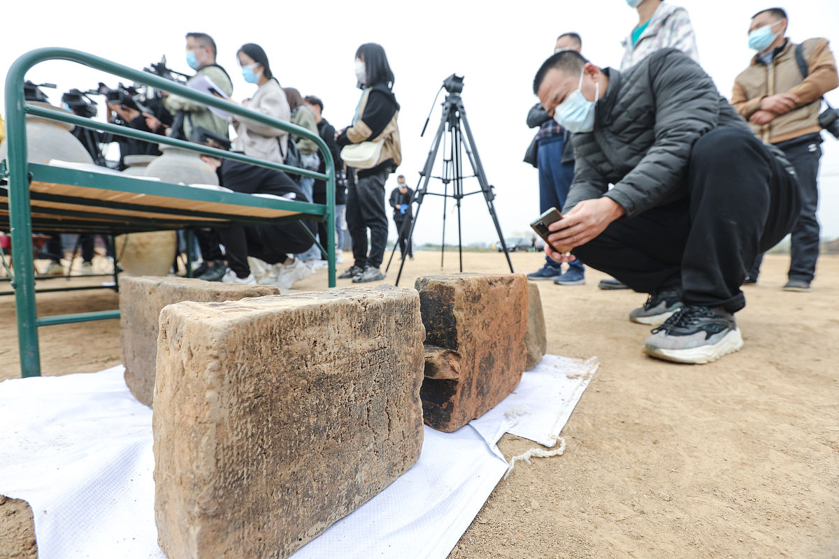 2021年11月2日,山东省济南市莱芜区口镇街道的一处考古发掘现场向媒体