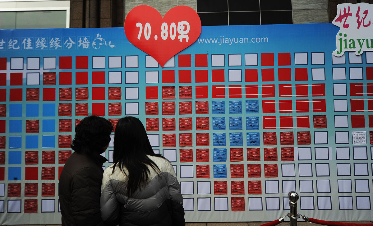 2012年03月08日,上海,当天是"三八"妇女节,新世界城门口别出心裁地搭