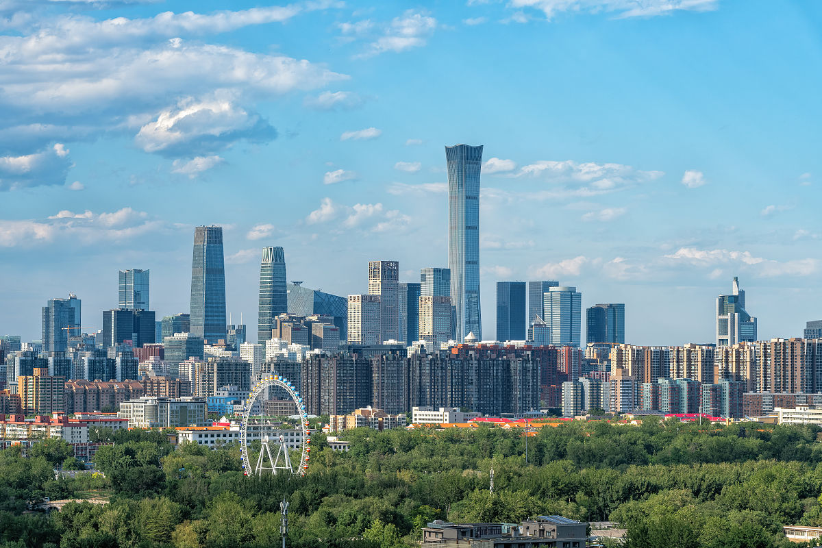 2021年6月5日,北京龙潭中湖公园摩天轮与国贸cbd.