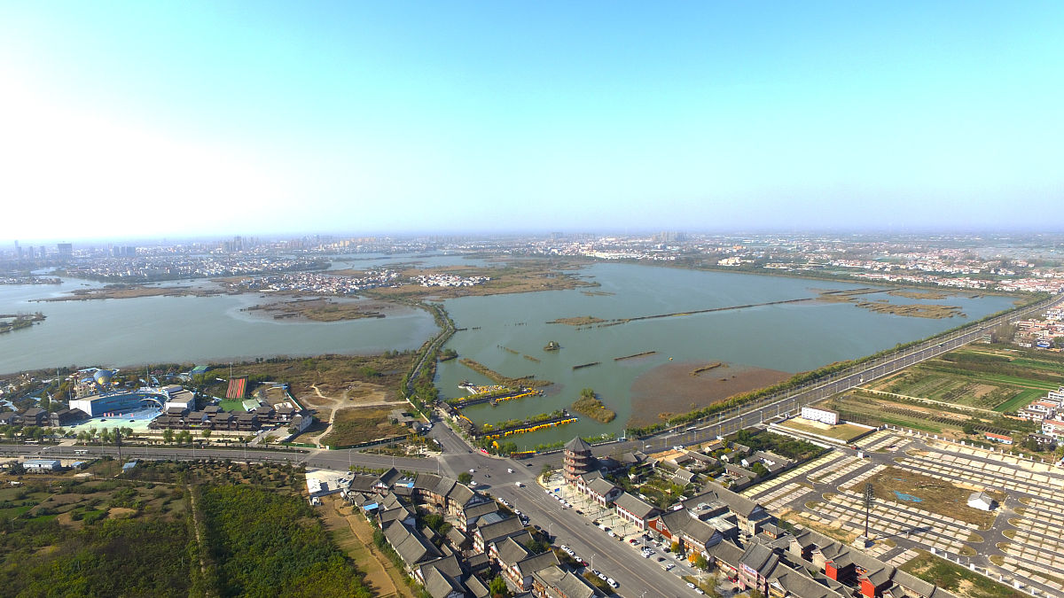 2020年11月7日,河南周口,淮阳区龙湖国家湿地公园秋景如画.