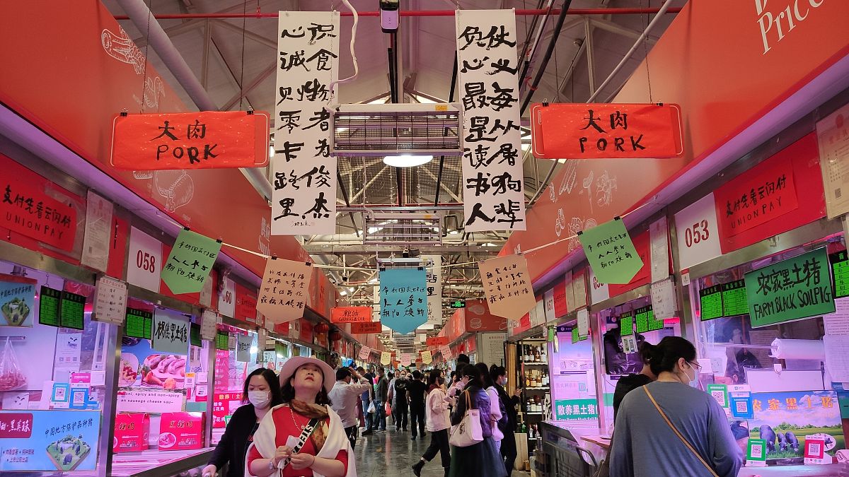 2021年5月5日,北京三源里菜市场成了"民以食为天"的展厅,近百幅著名艺