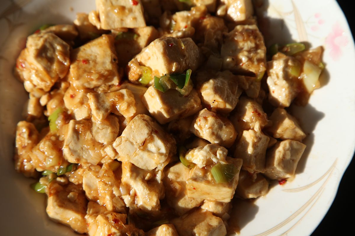 2021年1月1日,新疆哈密,整理拍摄的中国地域特色美食:新疆肉末豆腐.