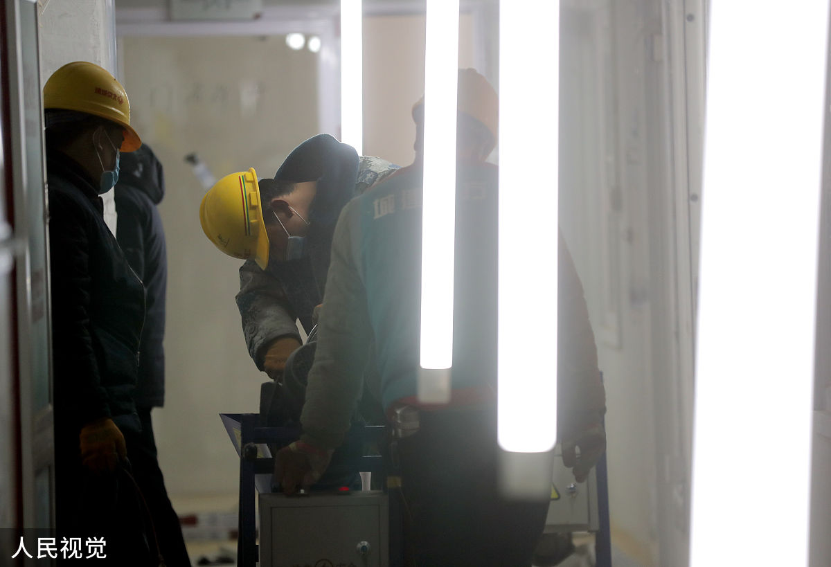 刚开始的时夜间海比较冷项目部准备了自热米饭、大衣等物资