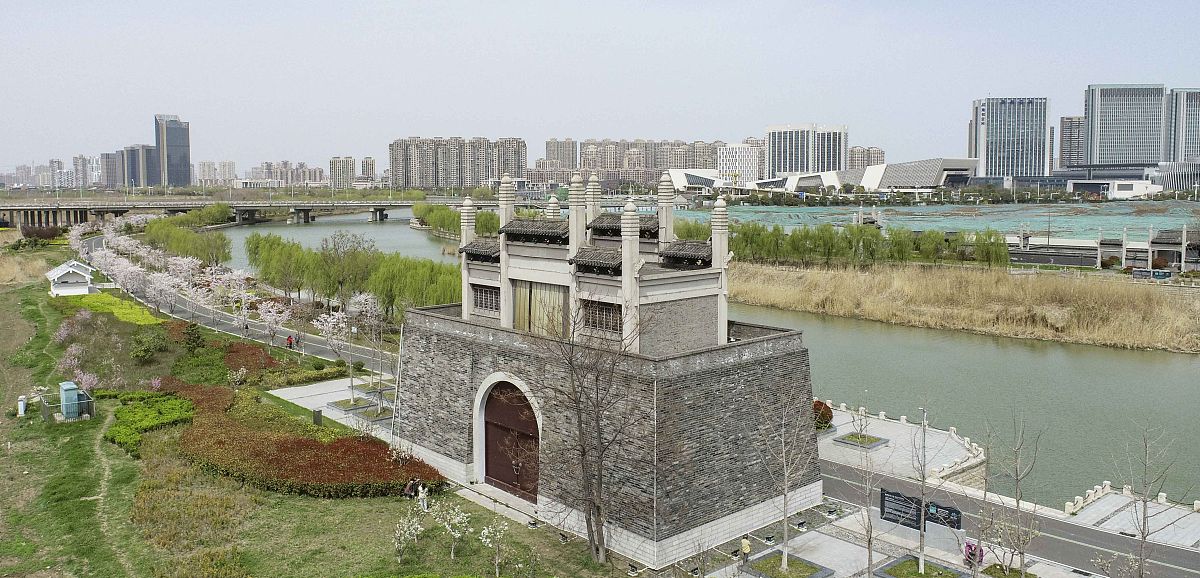 2022年3月27日,江苏淮安市里运河两岸樱花盛开,嫩柳轻拂,浓浓春意.