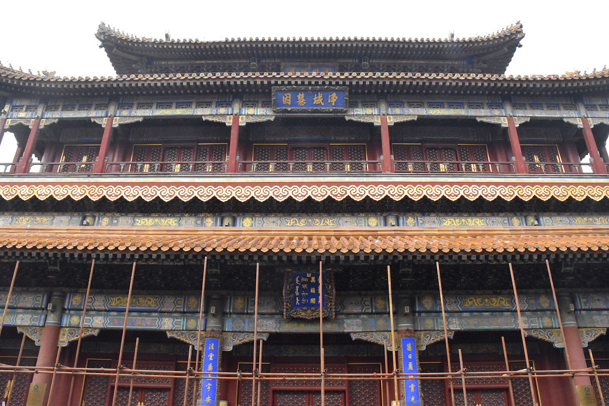 在搭建和拆除外部脚手架时必须经过项目技术负责人的授权才能进行。改写一下搭建或拆除外部脚手架必须经过项目技术负责人的授权方可进行。继续