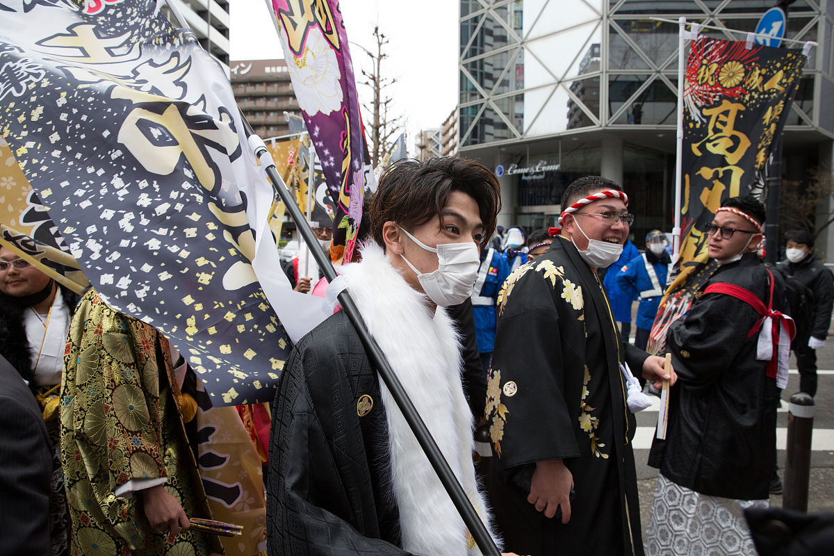 当地时间2021年1月11日,日本横滨,少男少女穿着和服参加成人礼.据悉,