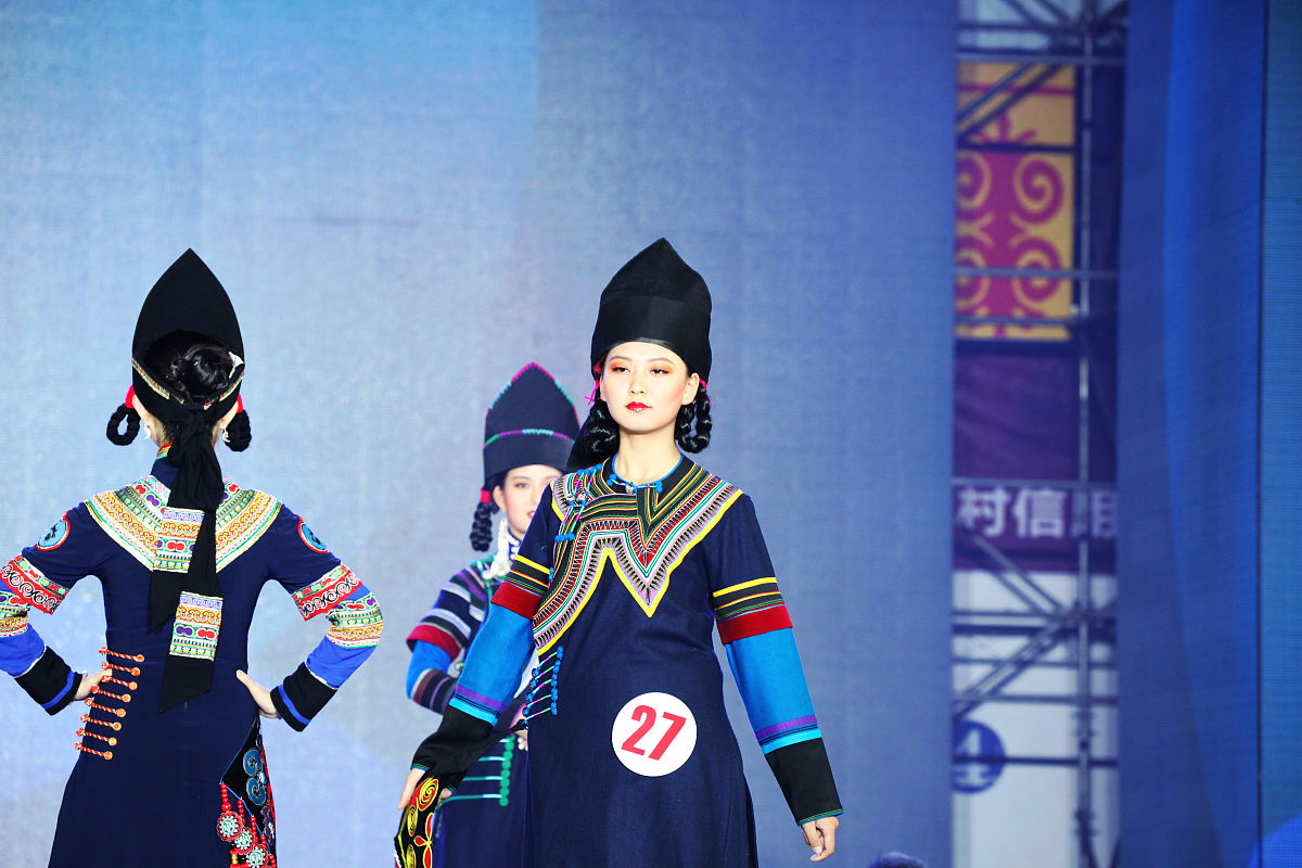 2015年08月06日晚,四川省凉山彝族自治州,"彝裳秘境"——中国传统与现