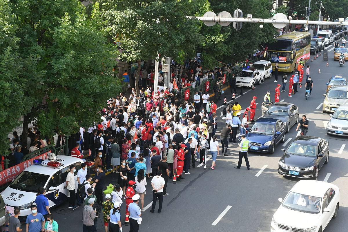 保桓中学主要问题是集体备课效果不佳教师需要加强提高课堂效率。25中需要对保桓中学进行帮扶请你按照下面的要求写一个送培方案。 送培方案包含以下内容1送培需求分析： 1参加研修的教师现况如何？2限制受培单位教育质量提升最大的困惑与难点是什么？ 2送培方案制定： 1送培主题是什么？2送培目标是什么？3送培资源开发： 1计划和路径是什么？2有哪些可开发和利用的资源？4送培项目实施： 1如何计划、组织、控