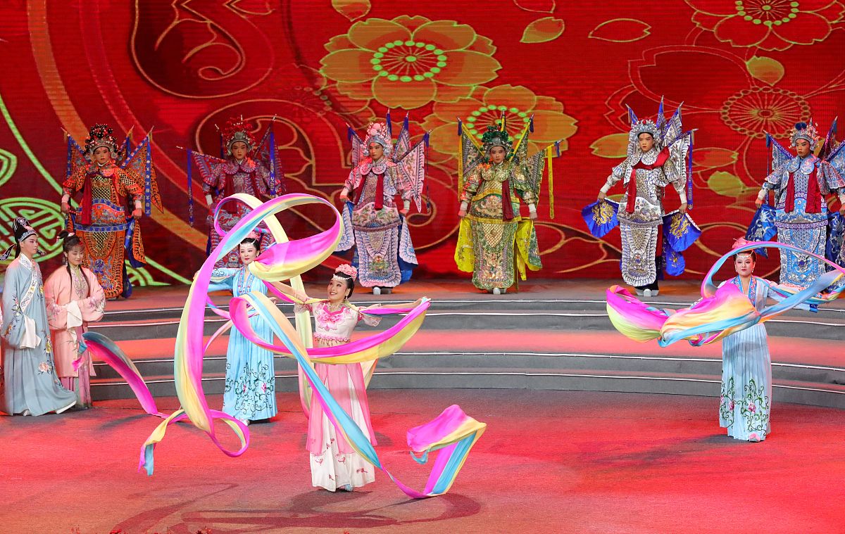 飘色非常讲究人物造型的设计色仔、色女往往衣着古典华丽且会根据表演内容的不同搭配不同的妆容。 装饰大量采用红、黄两色间配以粉红、粉蓝、翠绿等颜色整体色调明亮艳丽旨在给人带来喜庆吉祥欢乐的感觉。