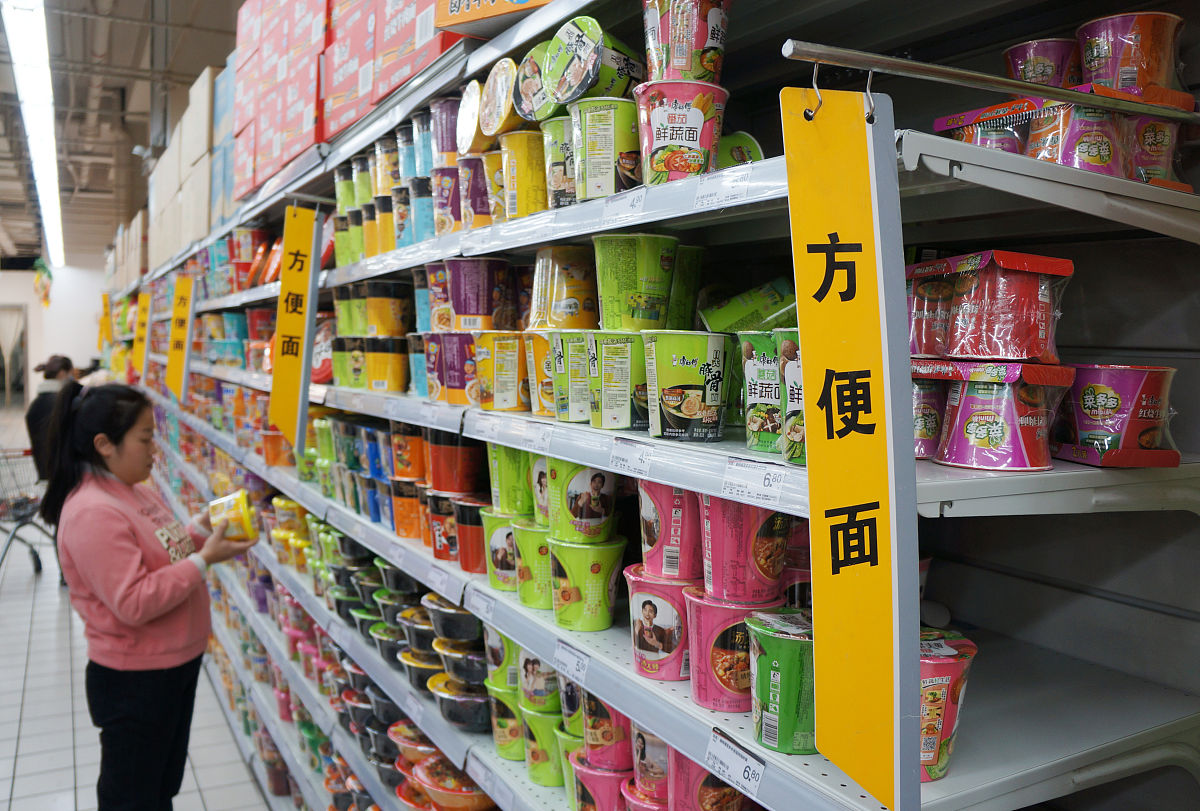 一个人能同时开五金店、便利店和快餐店吗？