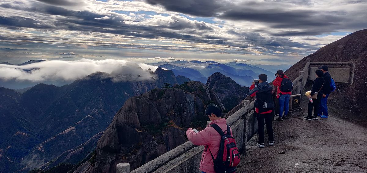 以会当凌绝顶一览众山小为题写一篇北京市中考作文文体为记叙文要详细描写战胜困难爬上山顶的心路历程过程中要有波澜不能平铺直叙同时穿插对山上美丽风景的描述文字要体现出美感。要让人感觉只有通过不懈的坚持和努力才能见到最好的风景才能实现最后的成功进而感悟人生的哲理。字数在1000字左右。开头和结尾很重要一定要扣题。