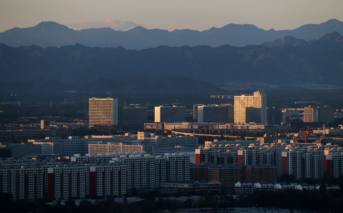 2018年9月3日,北京迎来晴好天气,在京西远眺北京各地的新建筑.图中被