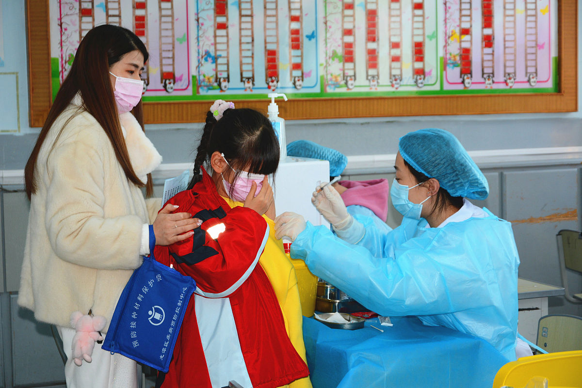 2021年12月4日,吉林省吉林市船营区第二小学的学生在家长的陪护下走进