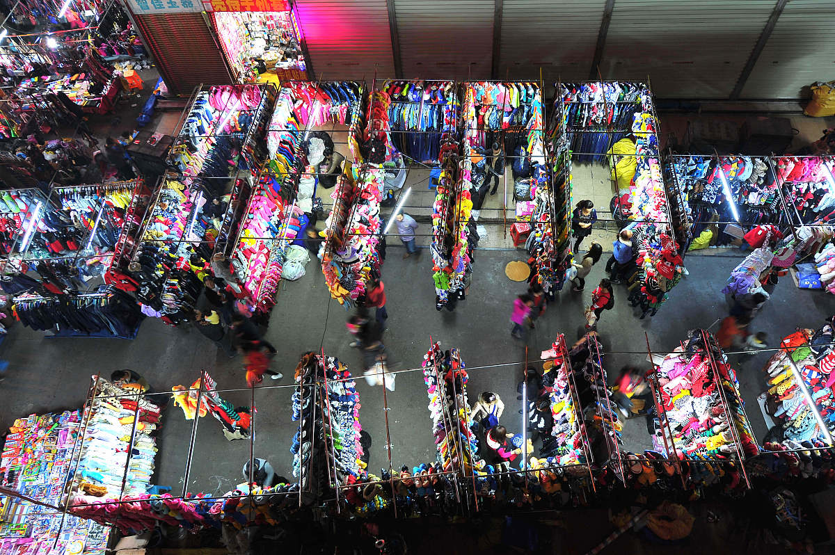 2015年11月28日,广西南宁市,地处朝阳市中心的平等街夜市人潮涌动,人