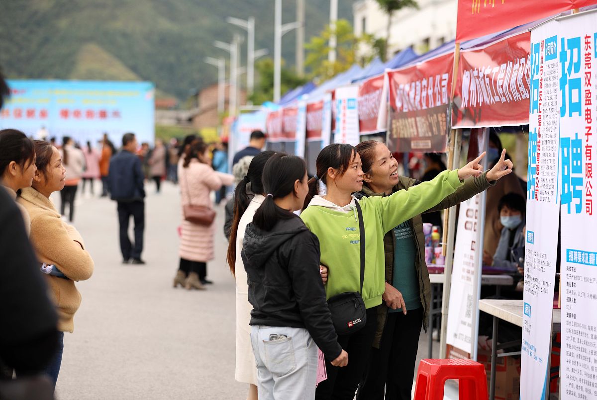 请用上述信息梳理一至五十章的内容 第一章至五章：回到家乡与亲人见面了解到家乡情况决定改变家乡 第六章至十章：用积蓄初创公司租借工作室时遇到当地混混阻碍被老同学赵可帮助混混被收服 第十一章至二十章：开始发展公司从直播行业入手收入惨淡 第二十一章至二十五章：痛定思痛惆怅逛街偶发灵感请从2020年的数据中查找合适灵感 第二十六章至三十章：实验想法成功发展 第三十一章至四十章：被市场监察管理局的人恶意查封