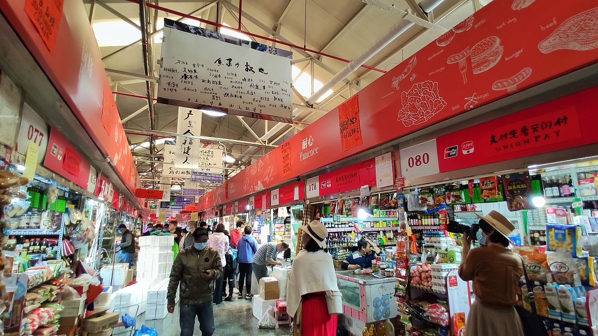 2021年5月5日,北京三源里菜市场成了"民以食为天"的展厅,近百幅著名艺