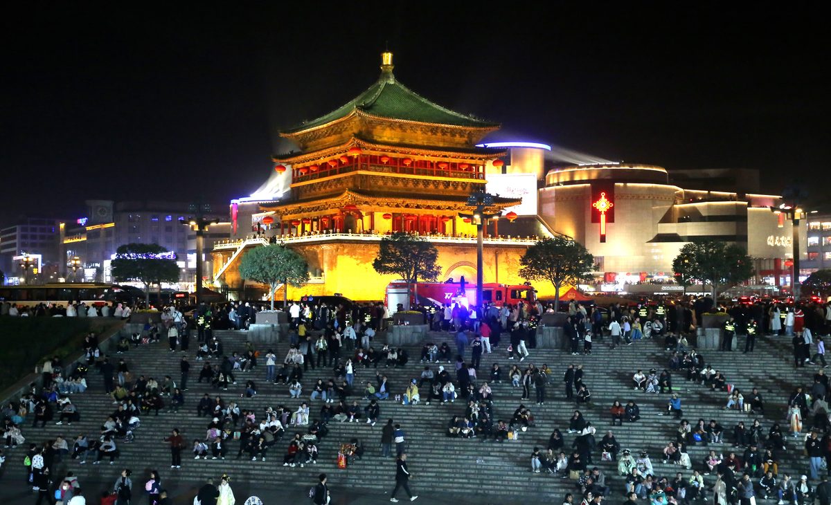 2026年2月21日,陕西西安,春节假期钟鼓楼广场游客潮涌