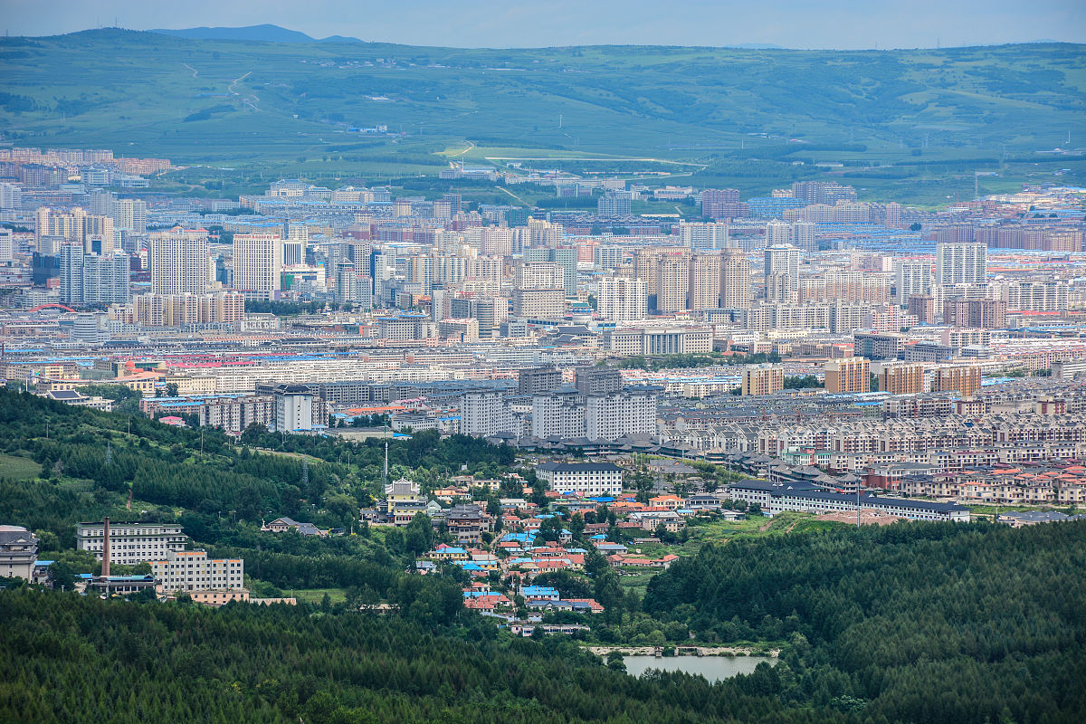 2019年8月,吉林省延边延吉市帽儿山公园,登高远眺将延吉市与龙井市尽