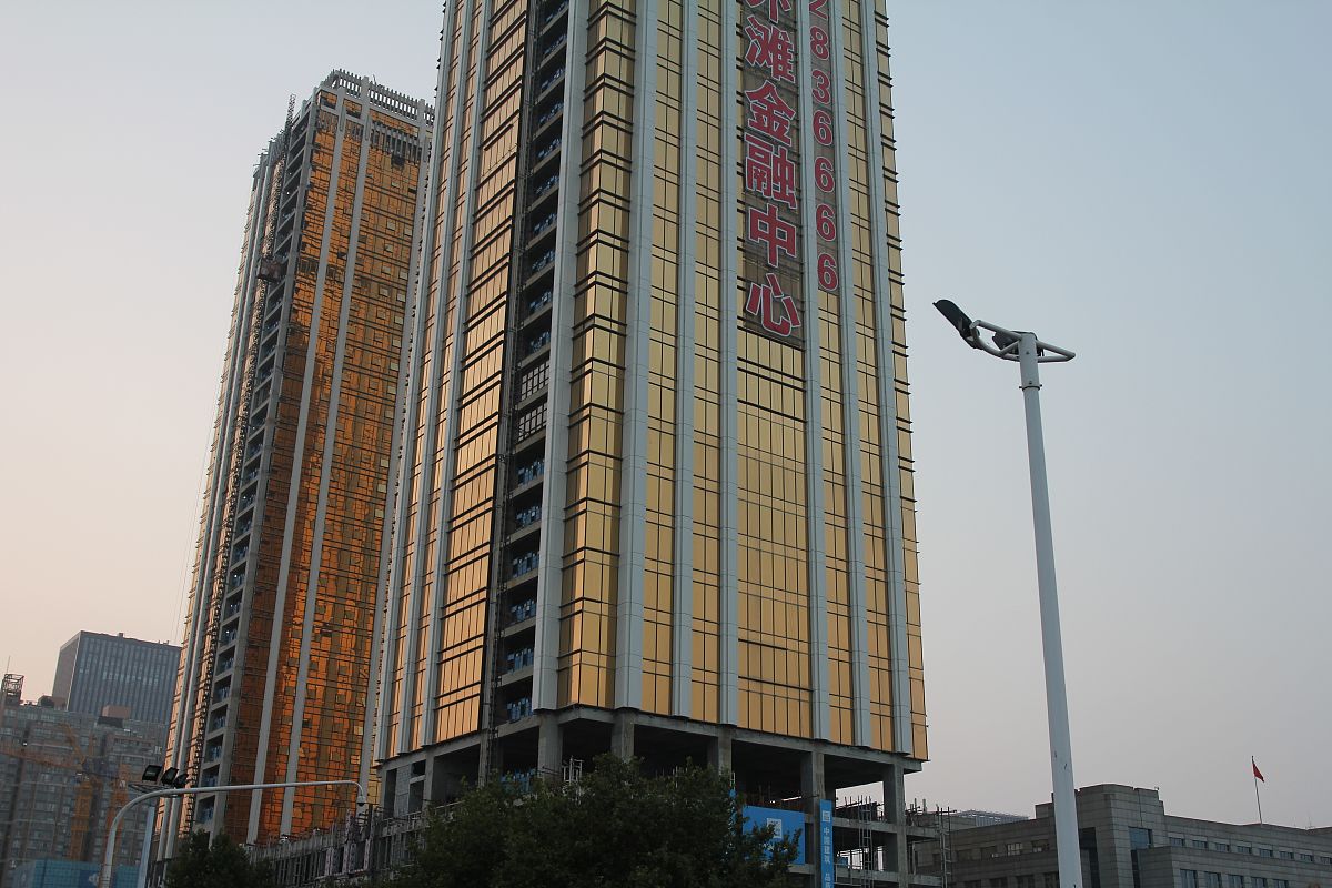 低价急售。房子位于南昌市高新开发区3号线火炬广场地铁站旁江山大厦B座1201，建筑面积200.4平方米，12/18层，三面朝阳大阳台。请根据拟一份二手房售楼信息发布广告。
请加上附近的中小学信息，修改一下
再加上唯一不足之处，小区较小
火炬广场地铁站附近有哪些中小学资源