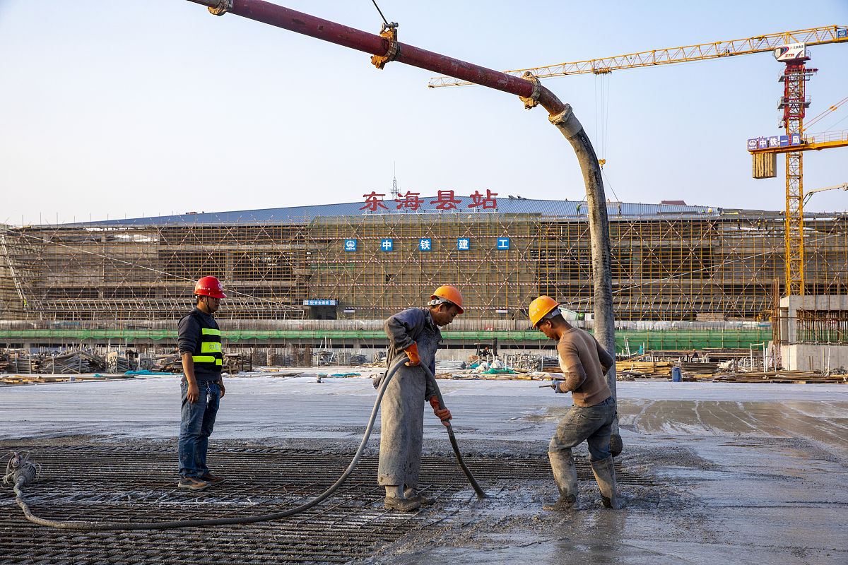 2020年10月19日,江苏连云港,连徐高铁东海县站综合客运枢纽工程,封顶