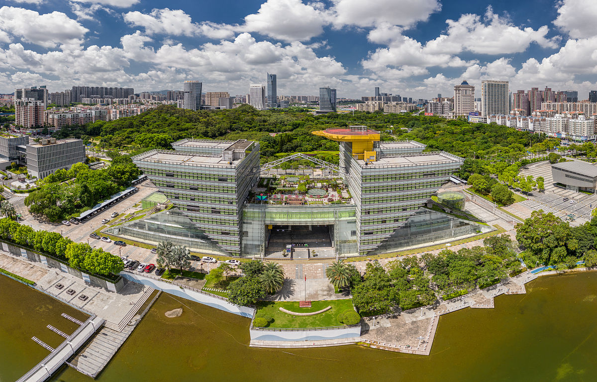 南沙区政府与岭南公司携手改造某广场，提升城市形象